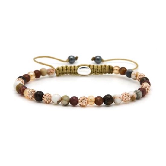 Karma armband met verschillende natuurstenen kralen en rosé gekleurde kristallen, geregen op een gevlochten koord.