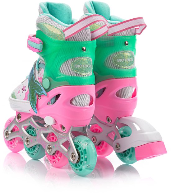 Achterkant van roze skeelers met mintgroene en roze wielen, glitter en zeemeerminnenstaart-details.