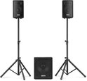 Zwarte actieve speaker set met twee speakers op statief en een subwoofer.