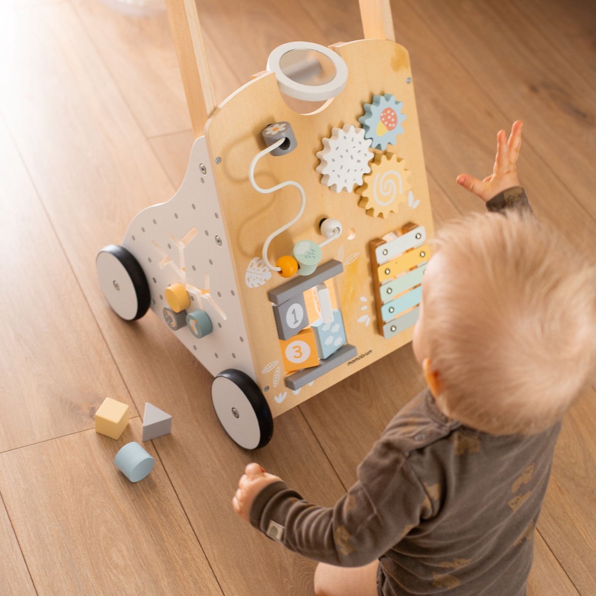 Mamabrum Houten Wandelaar voor Kinderen, Educatief Speelgoed 8-in-1, Kinderduwer, Manipulatiebord, Activiteitencentrum, Multifunctioneel Speelgoed: Wandeling, Sorter, Cymballen, Blokken