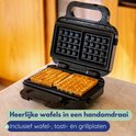 Open zwart wafelijzer met twee goudbruine wafels erin. Heerlijke wafels in een handomdraai.