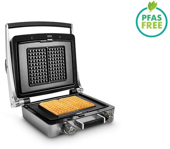 Goudbruine wafels in een open wafelijzer, met PFAS-vrij logo.