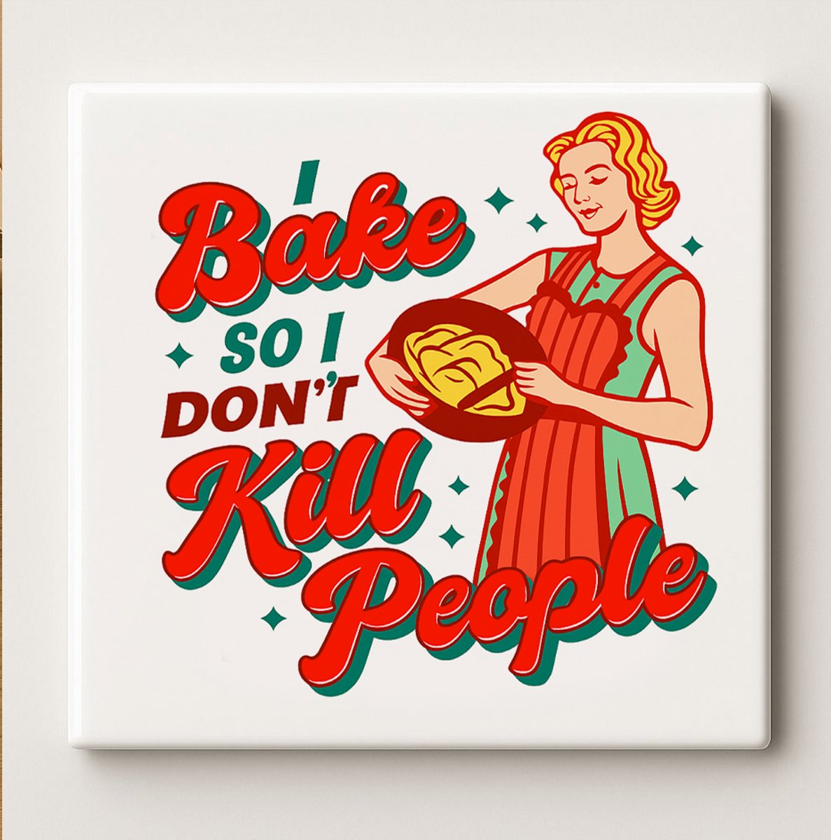 Grappige Keukentegel 15x15cm – “Ik Bak Dus Ik Vermoord Geen Mensen” – Retro Bakquote Woond