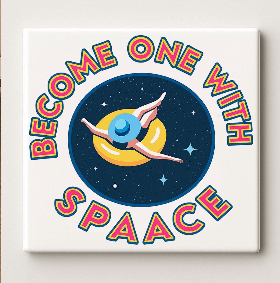 Nevolis Grappige “Become One with Space” Astronaut Kunsttegel – 15x15 cm Keramische Wanddecoratie – Speels Cadeau voor Ruimtefans Thuis of op Kantoor Multi Color