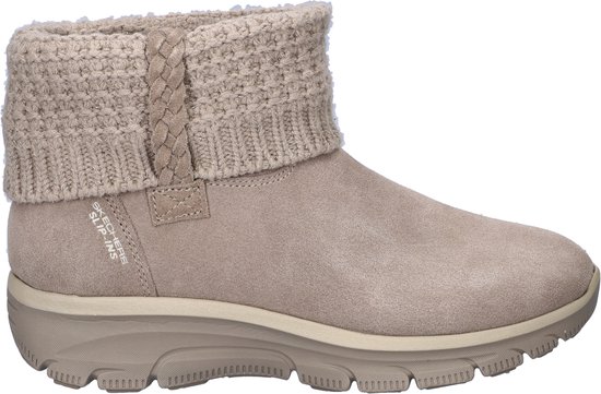 Bottine taupe en suède avec revers en maille, doublure teddy et détail tressé.