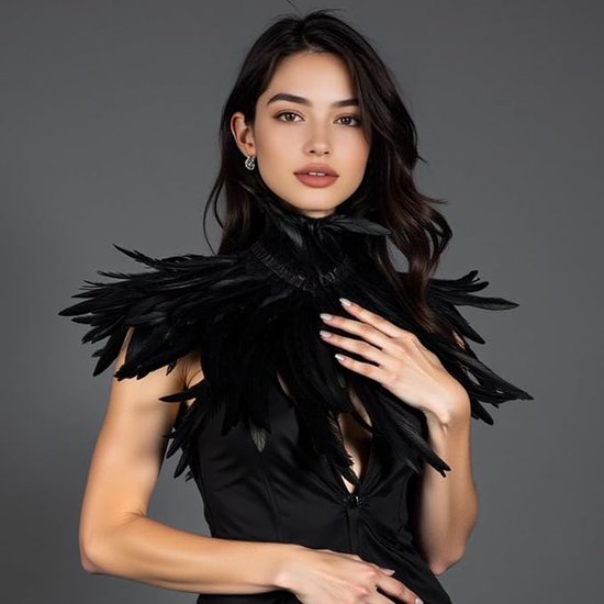 Model draagt een zwarte, opvallende veren kraag met hoge hals. Zwart topje eronder met diepe v-hals.