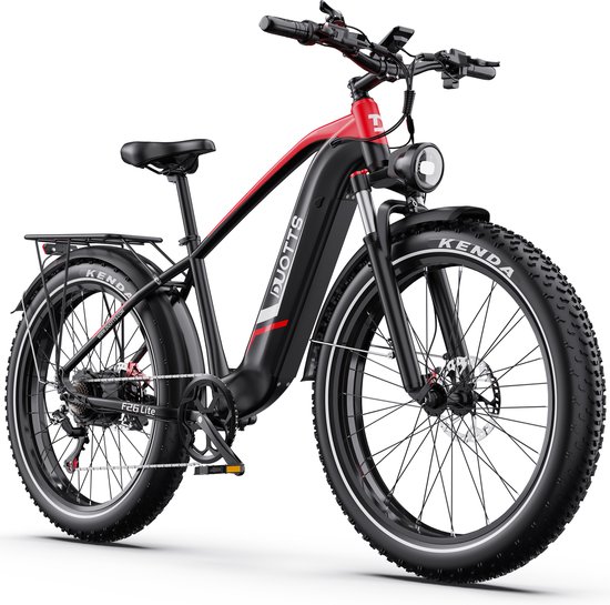 Vooraanzicht van een zwarte elektrische fiets met rode accenten, brede banden en een voorlamp, op witte achtergrond.