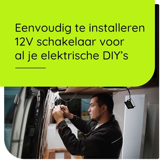 Man installeert elektrische bedrading in camper.