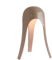 Een taupekleurige designlamp met een gebogen vorm, verlicht van binnen.