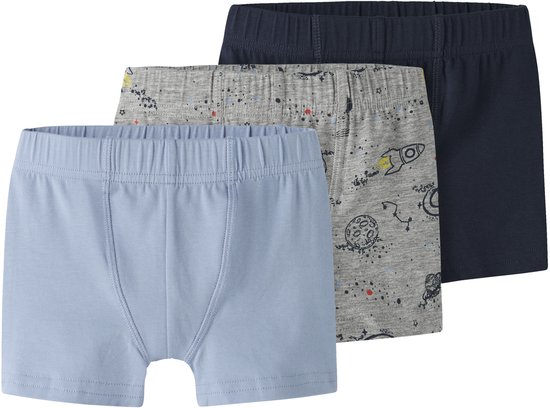 Drie jongens boxershorts: lichtblauw, grijs met ruimteprint en donkerblauw.