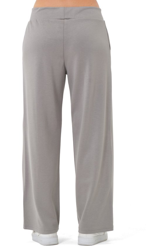 Achterkant van een grijze joggingbroek met rechte pijp.