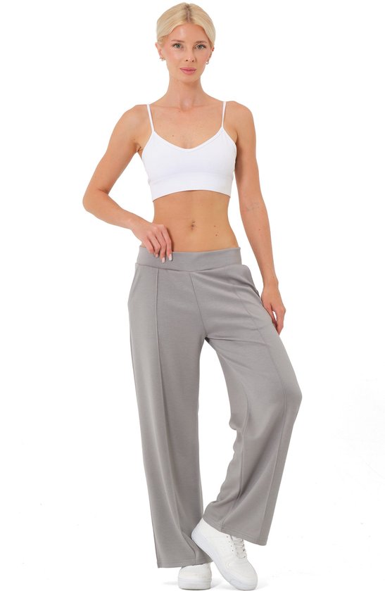 Model met grijze joggingbroek met rechte pijp, naden aan de voorkant en zakken.