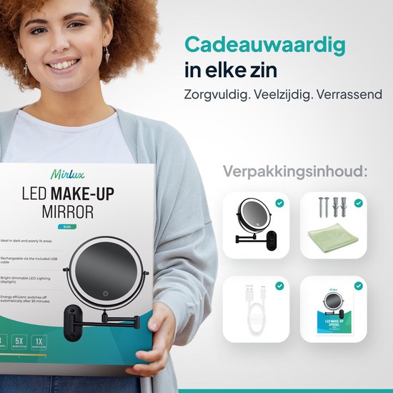 Vrouw met krullend haar die de verpakking van een Mirlux led make-up spiegel vasthoudt.