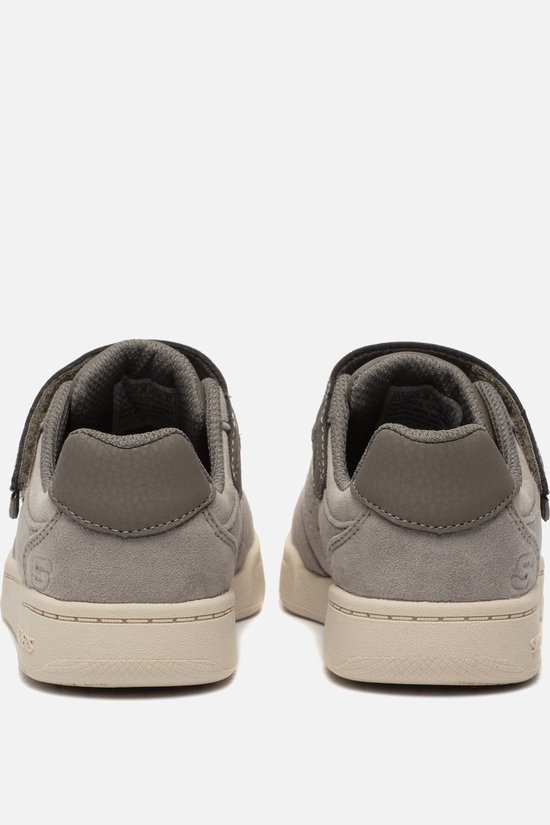 Achterkant van een paar taupe Skechers sneakers, met suède en leren details.