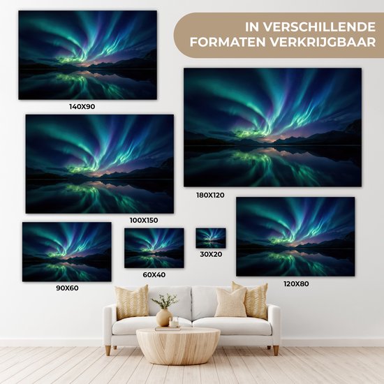 Een kleurrijk schilderij van het noorderlicht, met heldere groene en paarse golven boven bergen en een spiegelend meer.