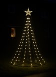 Verlichte kerstboom van 2,10m op gazon in het donker met ster.
