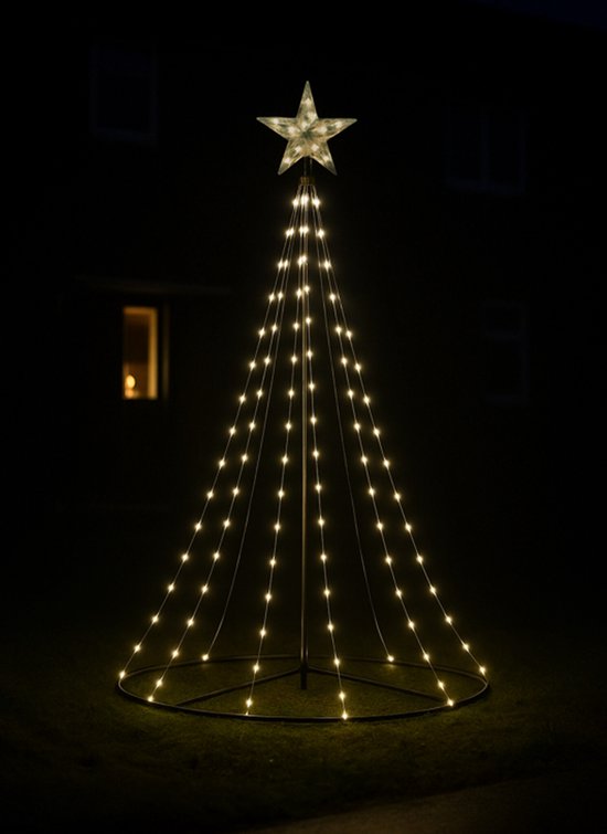 Verlichte kerstboom van 2,10m op gazon in het donker met ster.
