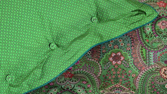 Groen dekbedovertrek met een kleine stippenprint aan de ene kant en een paisley print aan de andere kant.