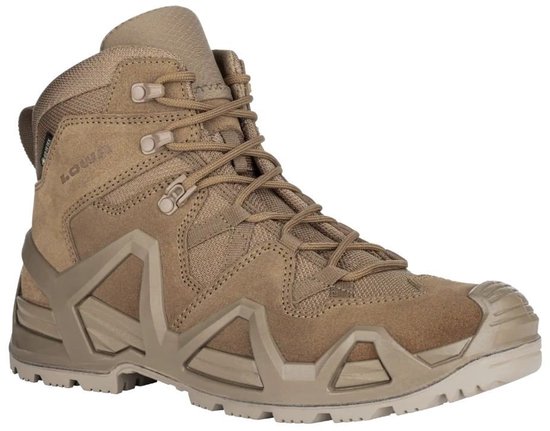 Coyote-bruine Lowa mid-top wandelschoen met veters, Gore-Tex logo en opvallende zool.