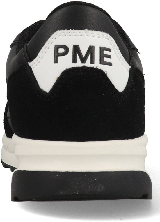Detail van de hiel van een zwarte sneaker met 'PME' op een witte achtergrond.