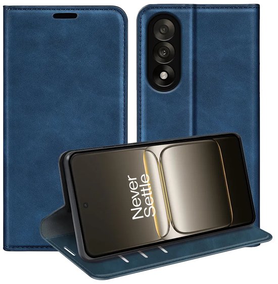 Blauw telefoonhoesje, gesloten en opengeklapt met telefoon, ook open aan de achterkant.