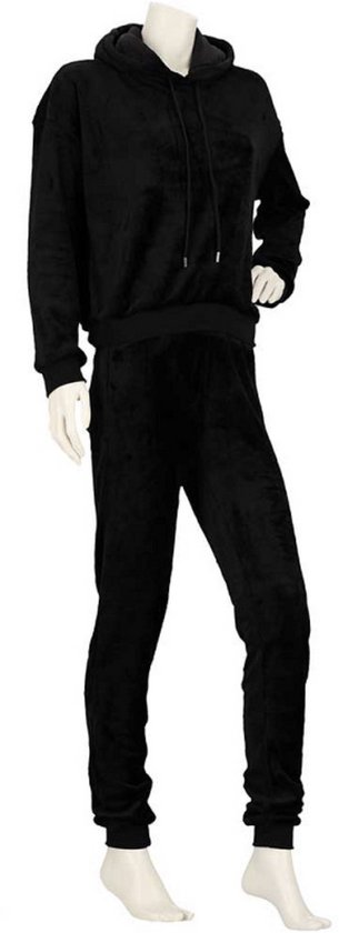 Zwarte velours hoodie met trekkoord en joggingbroek, gedragen op een etalagepop.