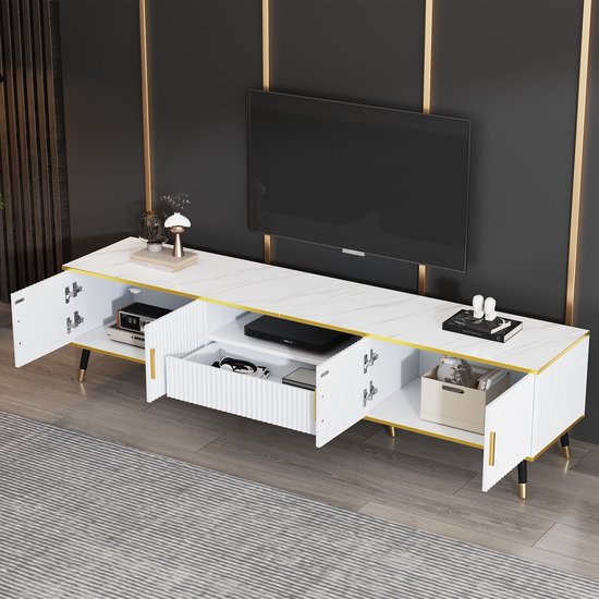 Witte tv-kast, deuren en lade open, met tv en accessoires, marmerlook blad, gouden accenten en zwarte pootjes.