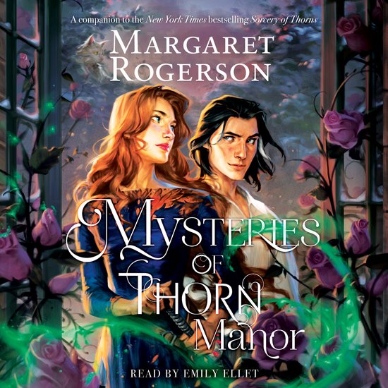 Boekomslag met een vrouw met rood haar en een man met donker haar, omringd door roze rozen en groen licht. 'Mysteriemysteries of Thorn Manor' door Margaret Rogerson.