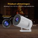Witte Lumenix beamer met HD lens. Afmetingen 17 cm x 10,1 cm. Projectie op houten achtergrond.
