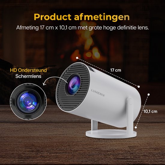 Witte Lumenix beamer met HD lens. Afmetingen 17 cm x 10,1 cm. Projectie op houten achtergrond.