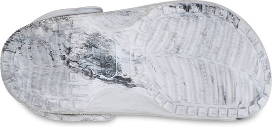 Onderkant van een witte Croc met grijze marmerprint.