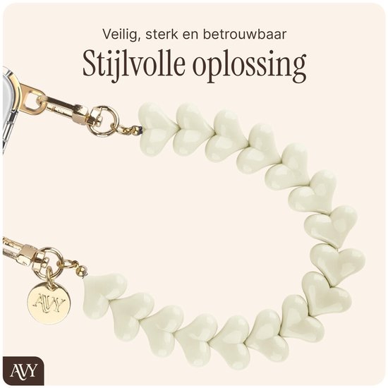 Telefoonkoord met een rij beige hartjes en gouden details, bevestigd aan een telefoonhoesje.
