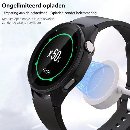 Zwarte smartwatch met helder display dat 50% aangeeft, wordt opgeladen.