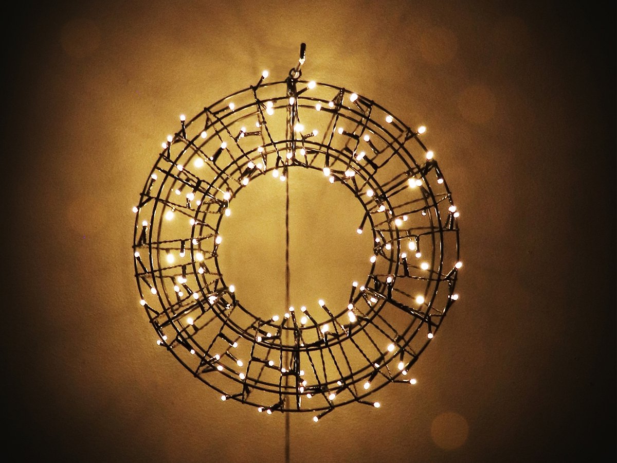 by Mooss - Kerstverlichting - Kerstkrans - Ø 38 cm - 150 led - Warm Wit - op Batterijen - Timer - Buitenverlichting - Decoratieve Verlichting - Ophangbaar