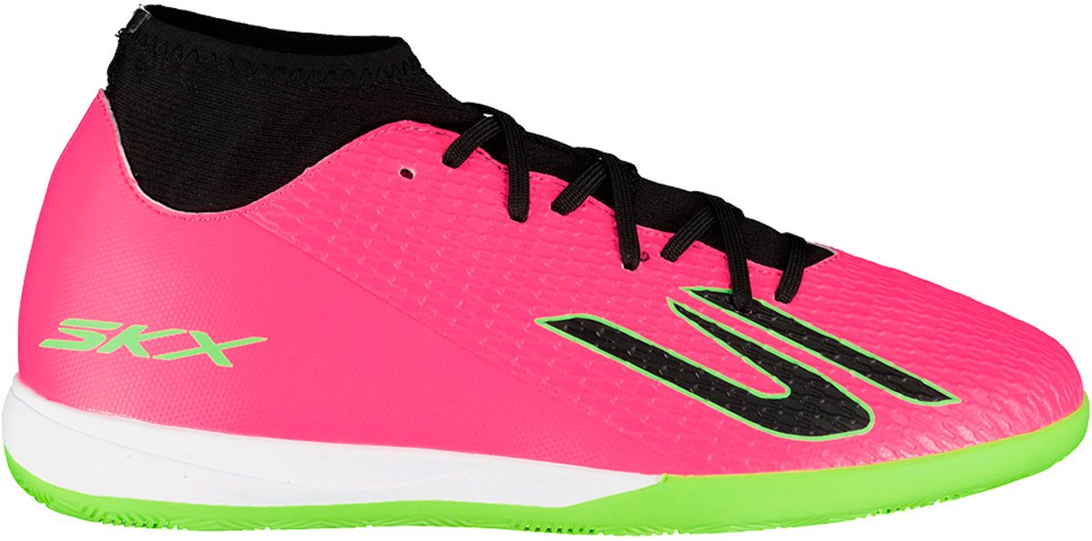 Skechers 252170L jeugd voetbalschoenen in felroze met zwarte en groene details, ontworpen voor comfort en balcontrole.