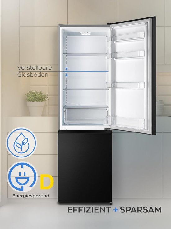 Zwarte koelkast met open deur, met verstelbare glazen planken en een energiebesparend label.