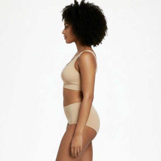 Vue de côté d'un mannequin portant un soutien-gorge beige sans couture à encolure en V et une culotte taille haute.