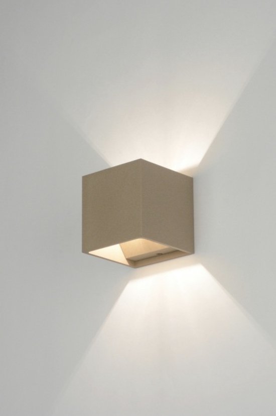 Taupekleurige kubusvormige wandlamp die licht naar boven en beneden straalt, met de open onderkant zichtbaar.