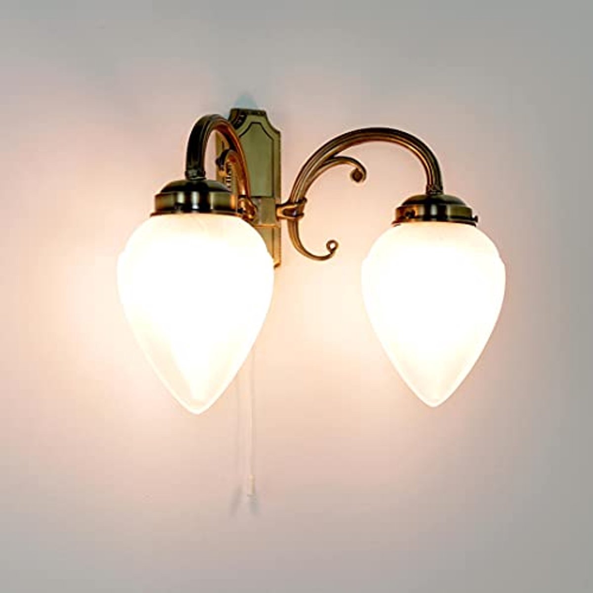 Klassieke woonkamerlamp in bronslook met trekkoord en schakelaar