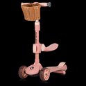 Roze kinderstep 2-in-1 met mandje van riet op het stuur, voetensteun en verlichte wielen.