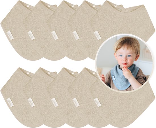 Dix bavoirs bandana crème empilés, avec dans le coin un bébé portant un bavoir bleu.