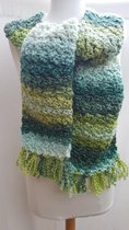 Handgemaakte warme sjaal met franjes in groentinten gehaakte wintersjaal