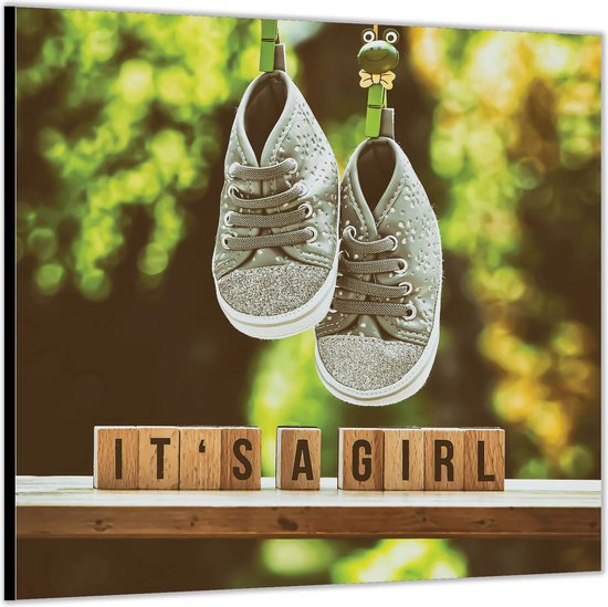 Dibond -Grijze Schoentjes met de Letters ''IT'S A GIRL''- Foto op Aluminium (Met ophang)