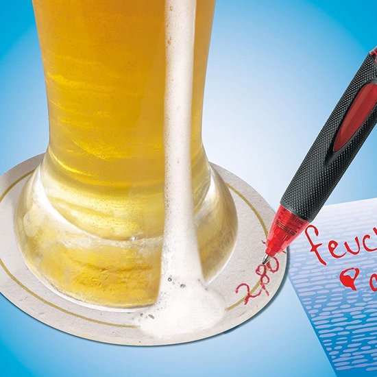 Een glas bier met schuim op een bierviltje, rode pen schrijft "feuch" op het viltje.
