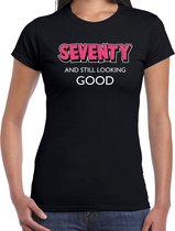 Seventy and still looking good / 70 jaar cadeau t-shirt / shirt - zwart met witte en roze letters - voor dames -  Verjaardag cadeau 2XL