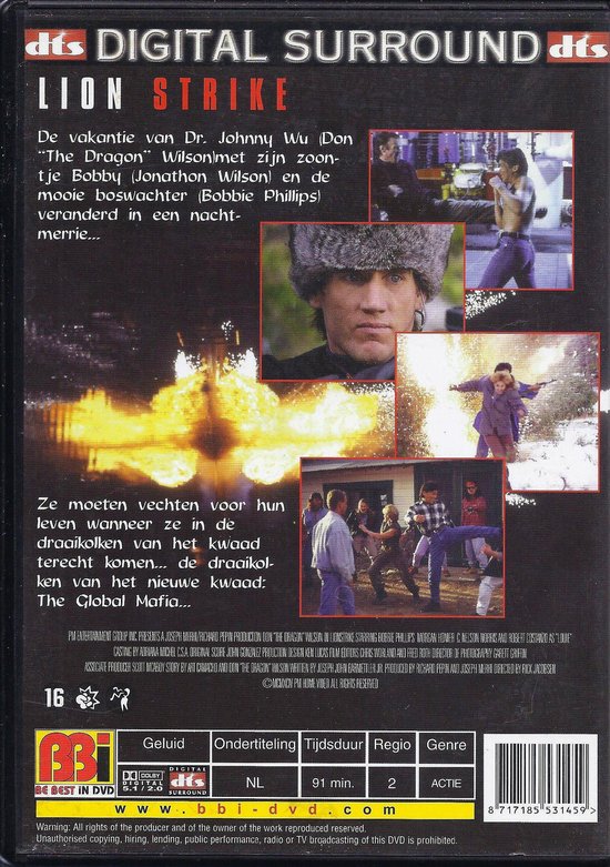 DVD hoes met "Lion Strike" titel. Bevat een collage van filmscènes, waaronder vechtscènes, een explosie en close-ups van acteurs.