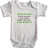 Witte romper met "Laat mij met rust!!! Ik heb vannacht mijn ouders wakker gehouden... Ik ben uitgeput!!!" - maat 68 - babyshower, zwanger, cadeautje, kraamcadeau, grappig, geschenk