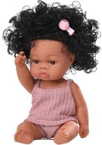 Kleine reborn baby pop 'Lara' - 35 cm - Donkerroze shirtje en broekje - Soft vinyl - Licht getinte pop met zwarte krullen