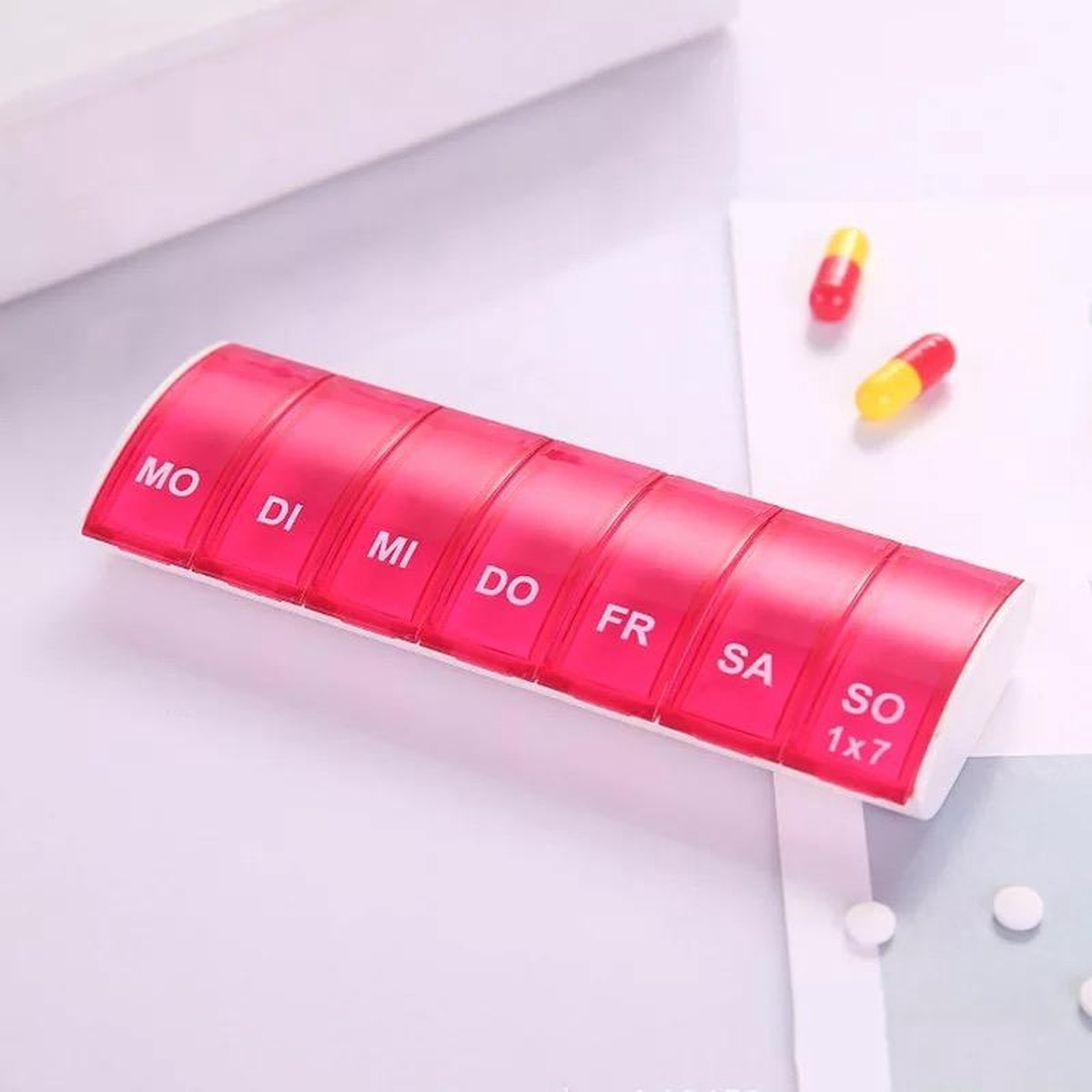 Medicijnen doosje - Pillendoos - Week - 7 Compartimenten - Roze - 7 dagen - 1 WEEK - 7 Grote Vakken - Week Pillendoosje