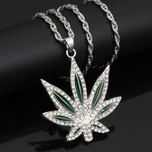 Cannabis Ketting met Hanger Zilver kleurig met Diamantjes (Zirkonia) - Weed - Wiet - Marijuana - Kettingen Heren - Cadeau voor Man - Mannen Cadeautjes